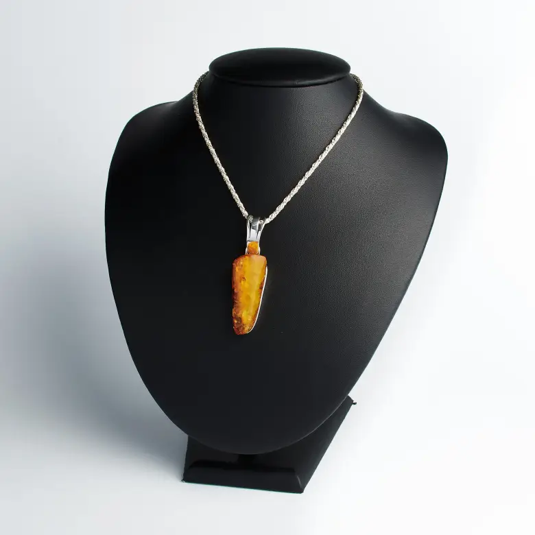 Srebrny wisior z bursztynem Srebrny wisior z bursztynem